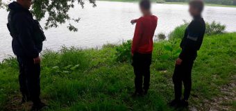 Doi prieteni minori s-au aventurat la frontieră