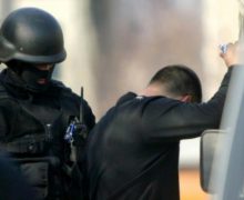 Doi bărbați circulau cu 24 kg de droguri în mașină