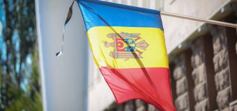 Drapelul Republicii Moldova de pe clădirea Parlamentului a fost coborât în bernă