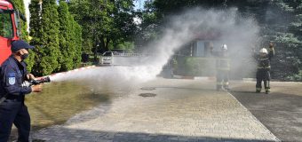 Doi pompieri și-au încheiat activitatea profesională sub jeturi de apă