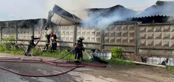 Patru echipaje de salvatori și pompieri au intervenit pentru a stinge un incendiu din Capitală