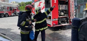 Pompierii au salvat de lă înălțime o persoană care amenința că se va arunca în gol
