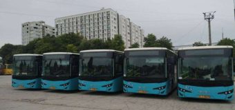 (FOTO) Dintre cele 100 autobuze ISUZU, 5 au ajuns în capitală