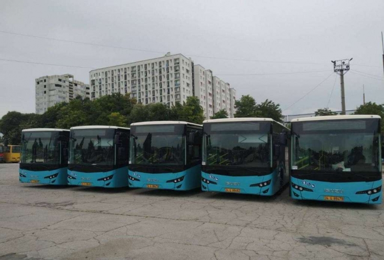 (FOTO) Dintre cele 100 autobuze ISUZU, 5 au ajuns în capitală