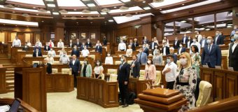 Comuniștii și socialiștii au părăsit ședința Parlamentului