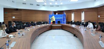 La inițiativa Guvernului, a fost creat Grupul interministerial de lucru privind ajutorul financiar nerambursabil din partea României