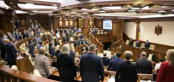 Deputații au ținut un minut de reculegere în memoria victimelor atacului armat la Universitatea din Perm