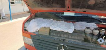 Postul vamal Sculeni: Vameșii au descoperit un lot de articole vestimentare ascunse sub capotă