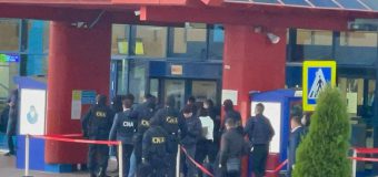 Angajații Poliți­ei de Frontieră „Aer­oport” au creat o sc­hemă de obținere ili­cită a banilor de la pasagerii care plec­au din țară cu teste false de COVID-19