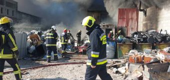 40 de pompieri au intervenit la lichidarea unui incendiu în Capitală