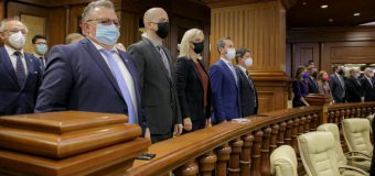 Oficiali români – la ședința Parlamentului