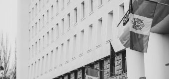 Drapelul Republicii Moldova de pe clădirea Parlamentului a fost coborât în bernă