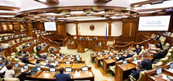 Deputații au consemnat aniversarea adoptării Legii privind statutul juridic special al Găgăuziei