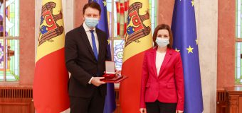 (FOTO) Președintele Maia Sandu i-a conferit „Ordinul de Onoare” eurodeputatului Siegfried Mureșan