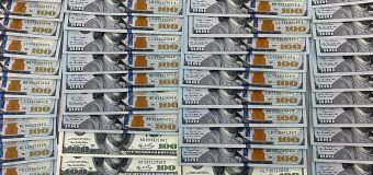 160 mii de dolari nedeclarați la ieșirea din R. Moldova, depistați în cadrul controlului de securitate al bagajelor de mână!