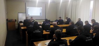 Polițiștii de frontieră participă la cursuri, privind documentarea contravențiilor