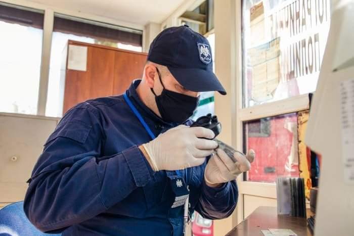Ar fi procurat certificat de vaccinare fals de 160 euro. Ce ilegalități au mai depistat polițiștii de frontieră