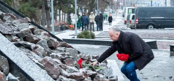 (FOTO) Igor Dodon a depus flori la monumentul „Victimelor Fascismului” din Chișinău