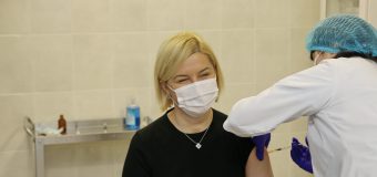 (FOTO) Guvernatorul Găgăuziei a primit doza booster de vaccin COVID-19