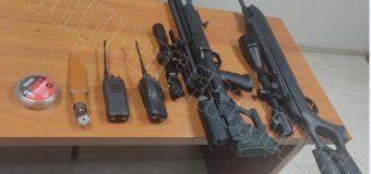 Două arme pneumatice, două stații radio și un cuțit, ridicate la frontieră