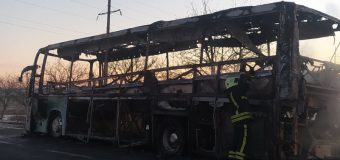 Un autocar de pe ruta Chișinău-București a ars în totalitate. Pasagerii nu au avut de suferit