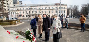 Socialiștii au depus flori la Monumentul lui Ștefan cel Mare și Sfânt