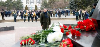 (FOTO) Președintele Parlamentului a depus flori la Complexul memorial ”Feciorul Patriei – Sfânta Amintire” și la plăcile comemorative