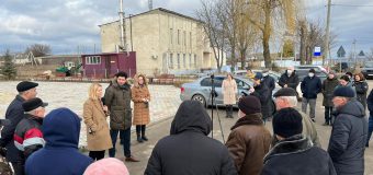 Proiectul de lege care ar permite incinerarea anvelopelor uzate prezentat locuitorilor din Mateuți și Păpăuți