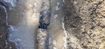 Poliția de Frontieră a depistat un furtun sub albia râului Nistru: Acesta ar aproviziona ilegal cu energie electrică și apă potabilă o bază de odihnă din Ucraina