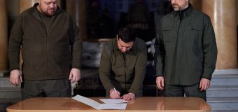 FOTO// Moment istoric: Volodimir Zelenski a semnat cererea de aderare la UE