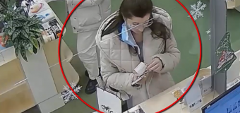 VIDEO// A găsit 10 mii de lei într-un centru comercial din Chișinău și nu a anunțat administrația. Tânăra din imagini este căutată de către Poliție