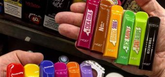Ce fumează adolescenții moldoveni și de ce sunt periculoase țigările electronice de unică folosință
