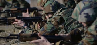 Soldații în termen execută trageri de luptă la poligoanele Armatei Naționale