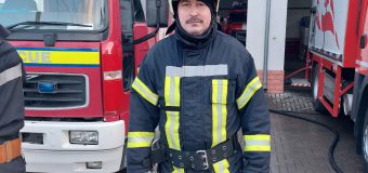 Tradiție neobișnuită la IGSU: După 25 de ani de activitate, un pompier a fost trecut în rezervă scăldat în jeturi de apă