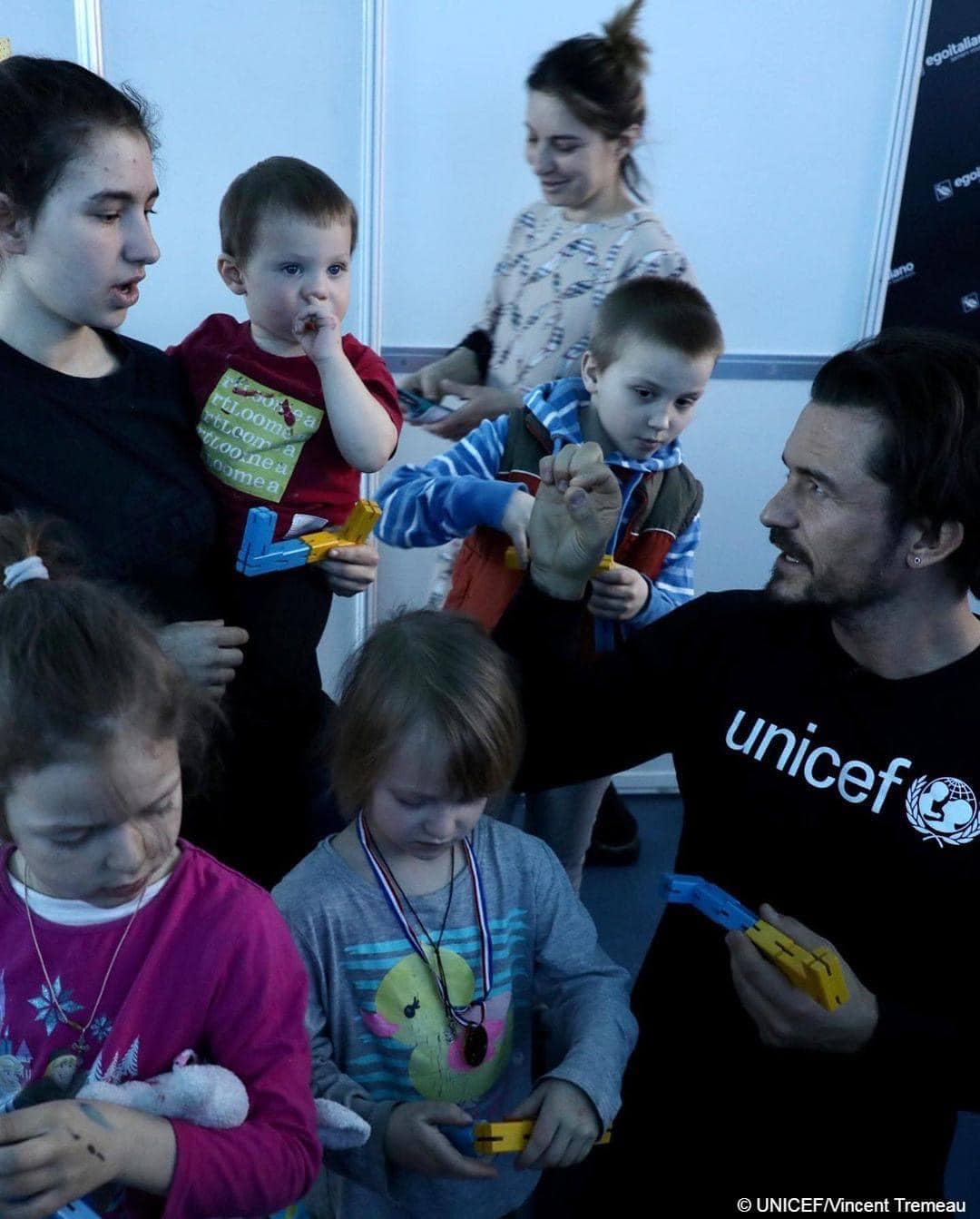 FOTO// Orlando Bloom a venit în Republica Moldova pentru a susține copiii și familiile refugiate