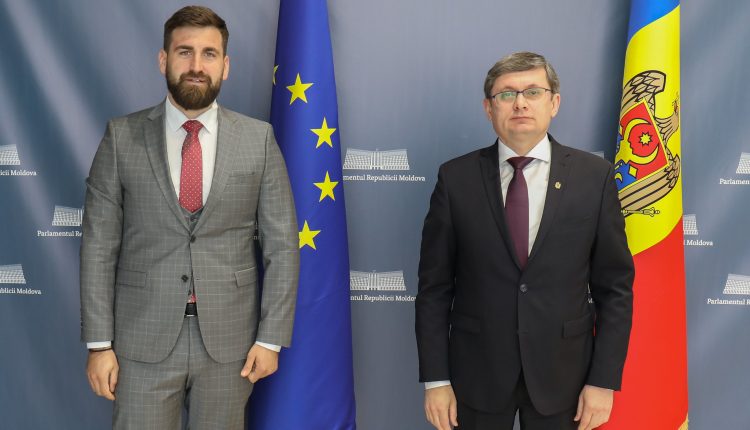 Igor Grosu, la discuții cu europarlamentarul Andrey Novakov: În condițiile crizei refugiaților și celei energetice, există o presiune mare asupra sistemului economic, social și medical al R. Moldova