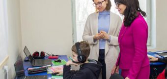 Mai mulți copii refugiați din Ucraina învață online în prima clasă deschisă într-un centru de plasament din Moldova
