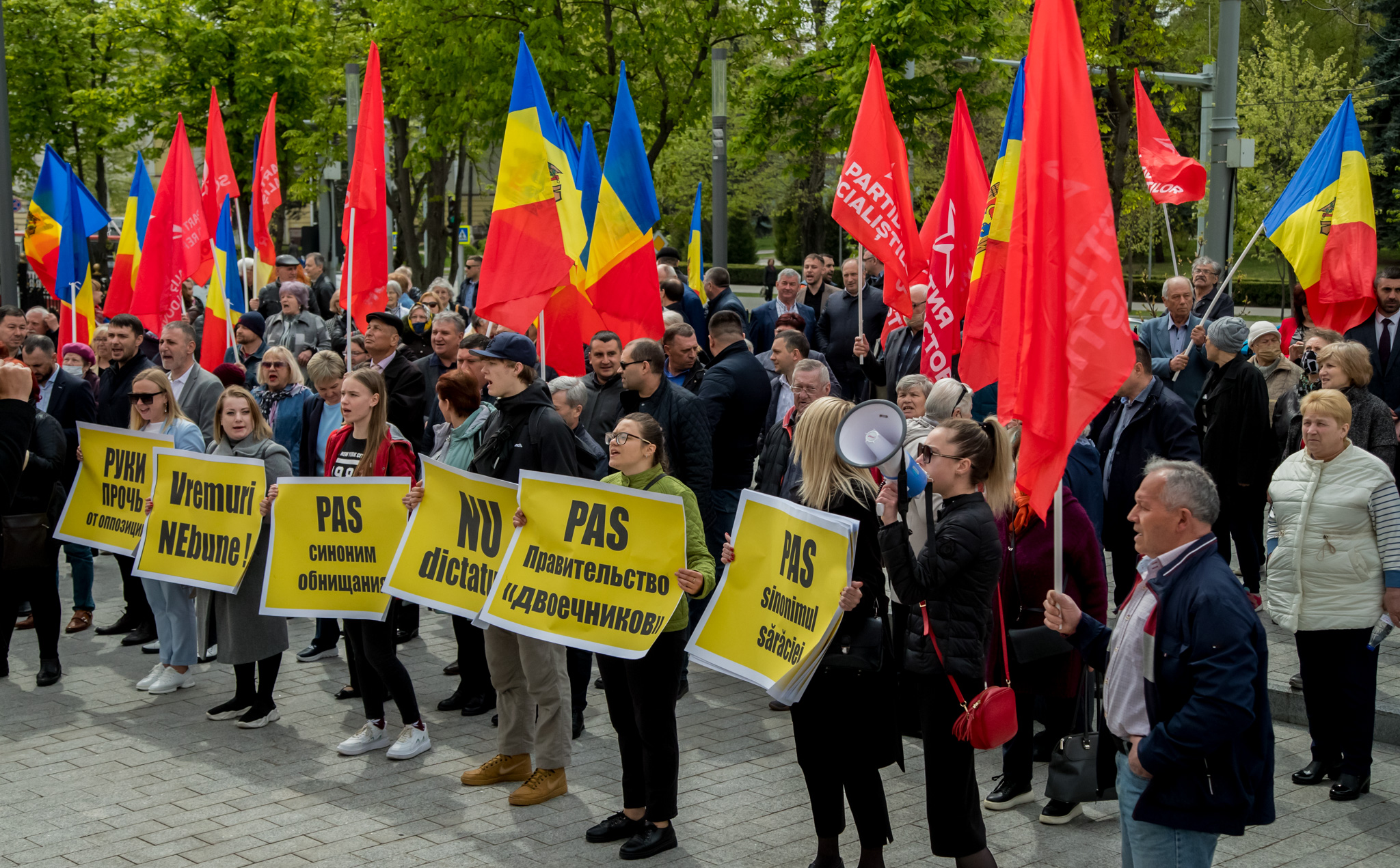 Socialiștii protestează la Președinție