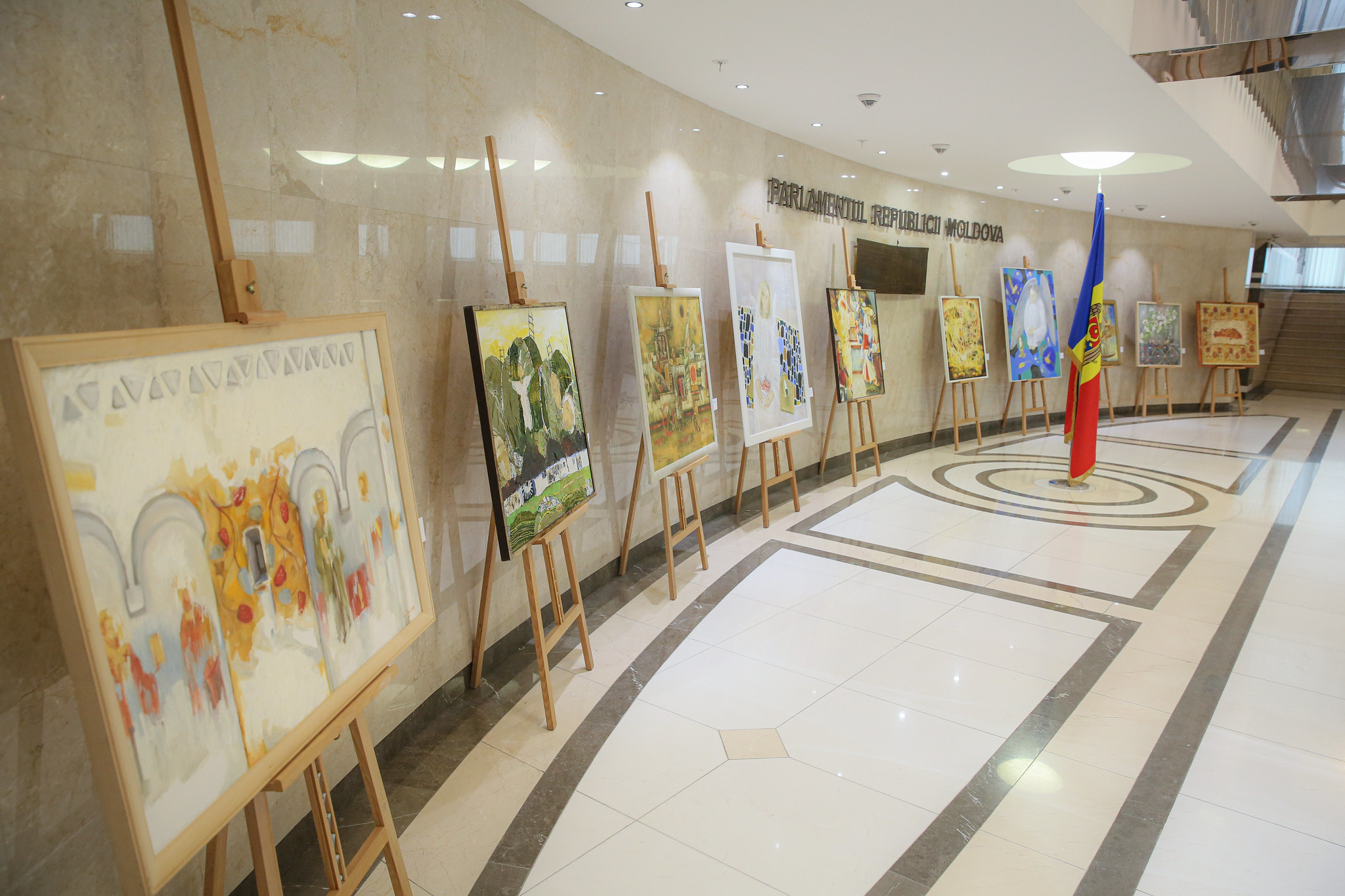 Parlamentul găzduiește o expoziție de artă plastică contemporană cu tematică pascală