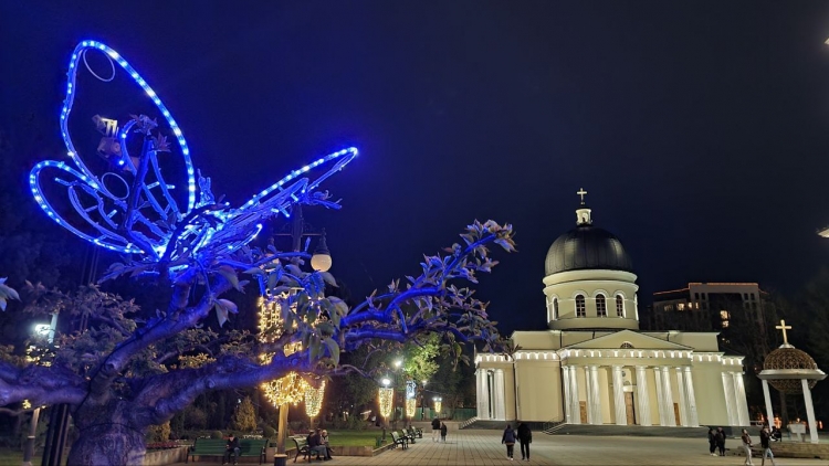 Foto// Orașul Chișinău a îmbrăcat straie de sărbătoare