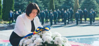 (Galerie foto) Conducerea țării a depus flori la Complexul „Eternitate”