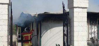 Pompierii lichidează un incendiu într-o biserică din raionul Călărași
