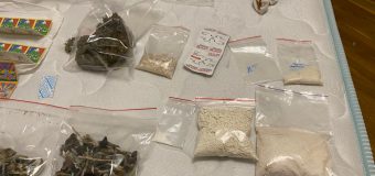 Patru reținuți pentru contrabandă și vânzare de droguri în sumă de circa un mln. lei