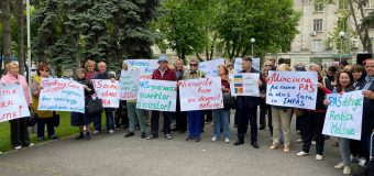 (VIDEO) „ȘOR” și PCRM protestează la Parlament: Jos Guvernul!