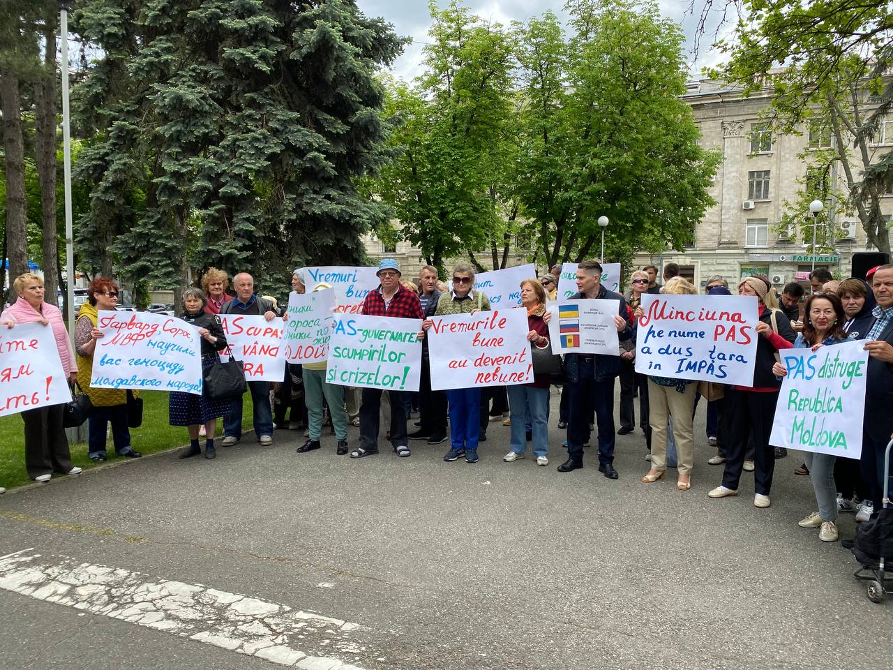 Deputații Partidului „ȘOR” și ai PCRM au cerut demisia Guvernului, în cadrul unui flashmob