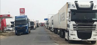 (FOTO) Flux sporit de camioane cu marfă la postul vamal Giurgiulești