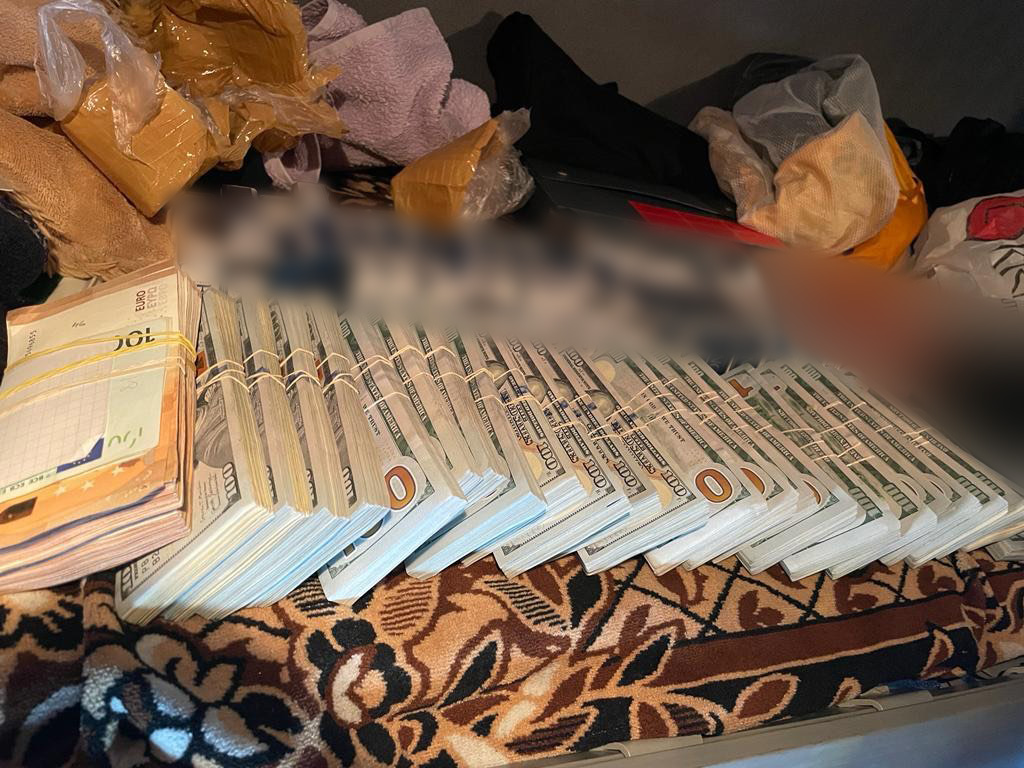 Administratorul unei companii și șoferul acestuia – trimiși în judecată pentru că au încercat să scoată din țară peste 4,5 mln. lei