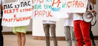 Flashmob, la Parlament: „Guvernarea PAS, în frunte cu Maia Sandu, le-a dat papucii tinerilor”