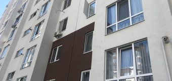 Un copil de 2 ani a căzut de la etajul 3 al unui bloc de locuit