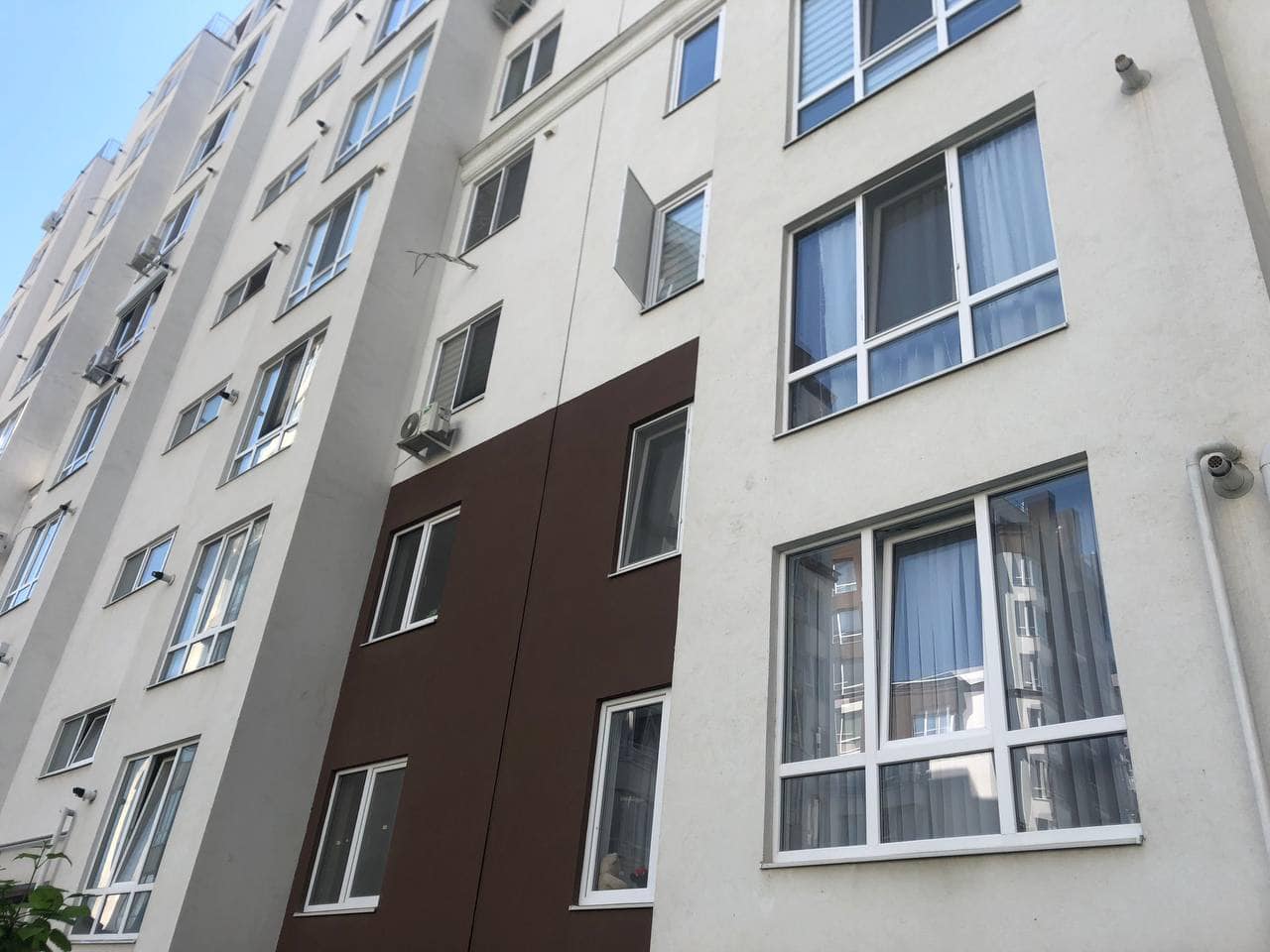 Un copil de 2 ani a căzut de la etajul 3 al unui bloc de locuit